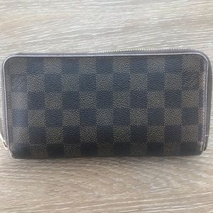 Louis Vuitton Wallet (Authentic)